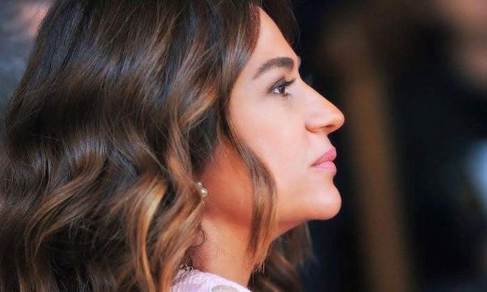 بالصورة: إطلالة أنيقة لجوليا بطرس في حفل زفاف إيلي صعب جونيور!