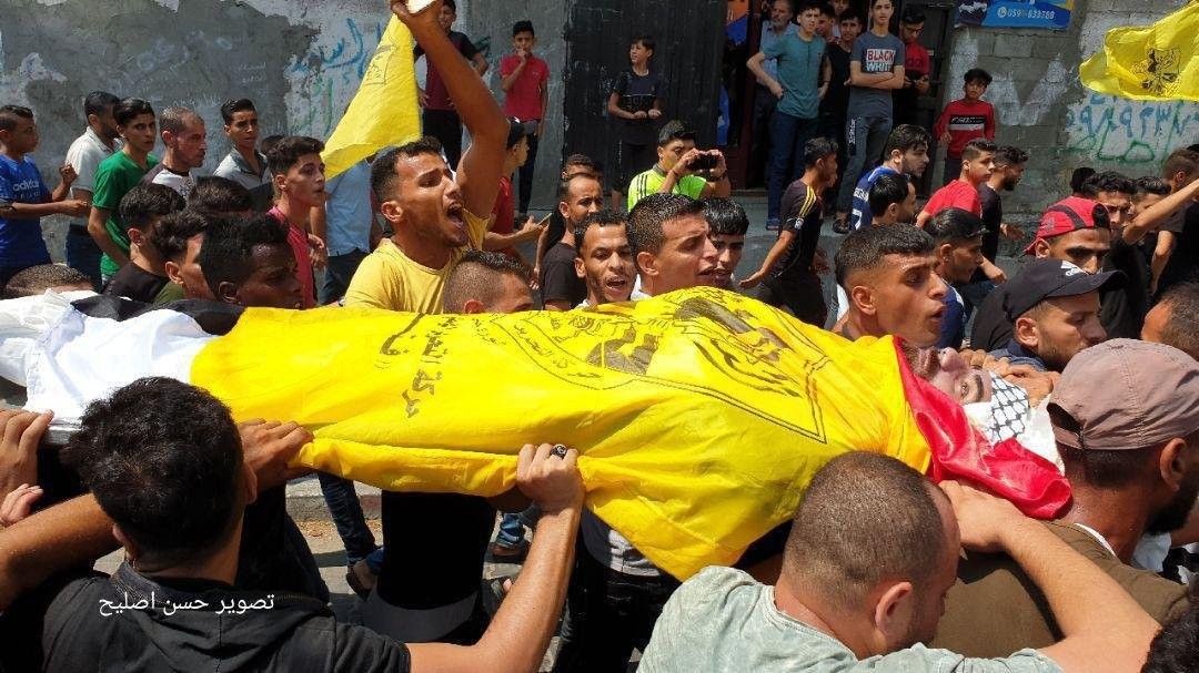 بالصور: جماهير غفيرة تشيع جثامين 3 شهداء شمال القطاع