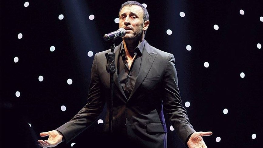 بالفيديو: فتاة تضع "كاظم الساهر" في موقف محرج أمام الآلاف..كيف تصرّف معها؟