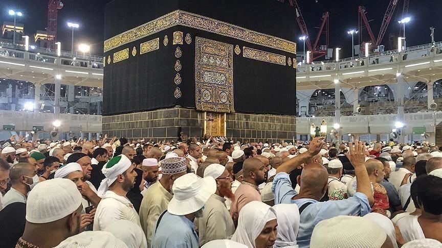الحجاج يتوجهون إلى مكة المكرمة لأداء مناسك الحج