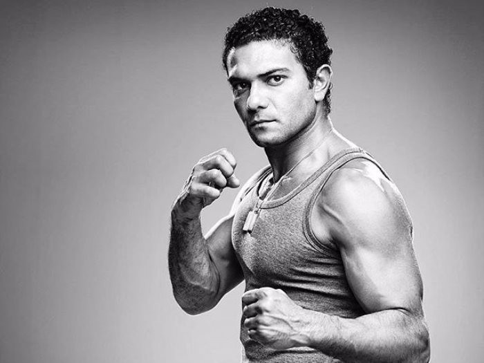 شاهدوا: آسر ياسين يستعد لفيلم “الشايب” بوشم جديد