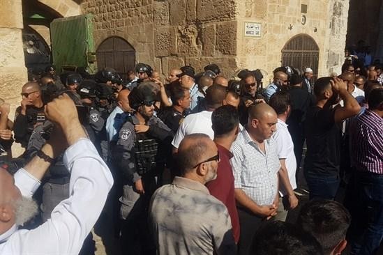 450 مستوطناً يقتحمون الأقصى وسط تجدد المواجهات