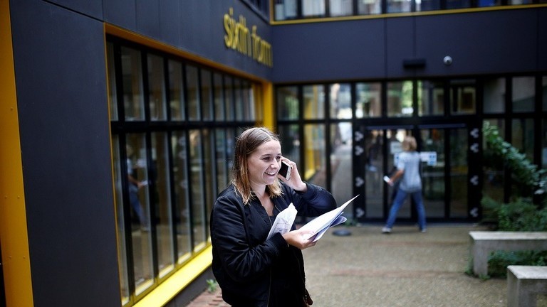 صورة: قصيدة فتاة "سورية" تهز نظام التعليم في "بريطانيا"