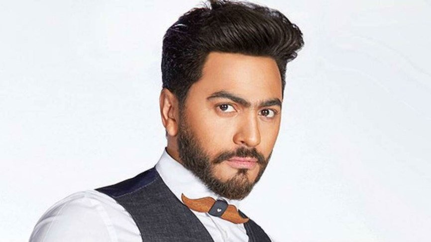 شاهدوا: كيف تحولت هذه الفتاة لتصبح شبيهة تامر حسني