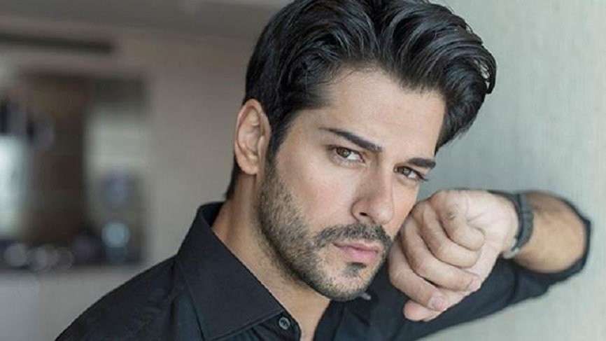 بعد حملة التنمّر التي تعرضت لها بسبب وزنها الزائد الممثل التركي "بوراك أوزجفيت" يدعم زوجته ويحرج منتقديها!