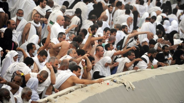 الحجاج يواصلون رمي الجمرات في مشعر منى