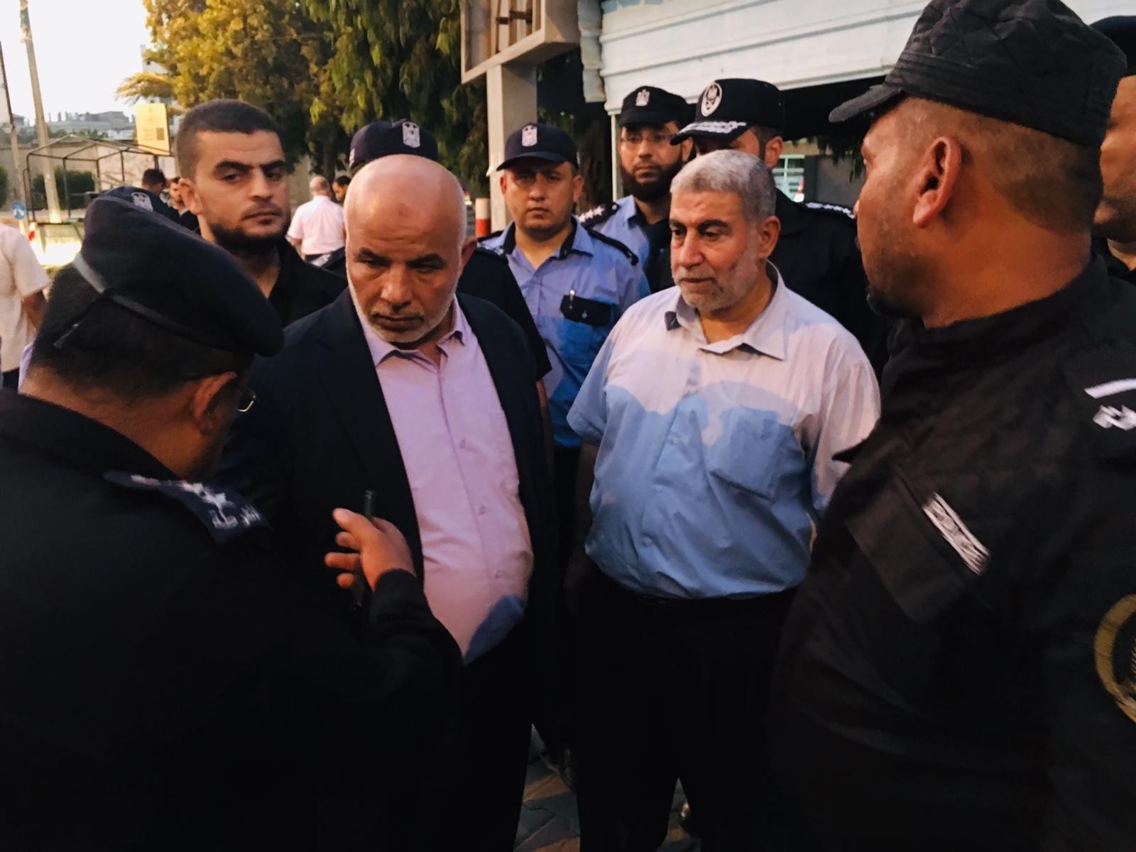 اللواء أبو نعيم يتفقد موقعي استهداف حاجزي الشرطة بغزّة