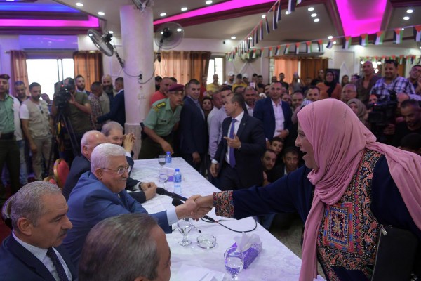 خلال جولة له بمخيم الجلزون
