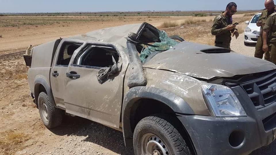 بالصور: إصابة جنديين إسرائيليين إثر انقلاب سيارتهم  في أوفاكيم