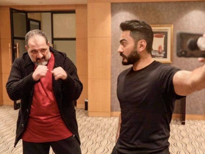 شاهدوا: كيف احتفل "خالد الصاوى" بعيد ميلاد "تامر حسني"