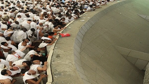 الحجاج يرمون الجمرات الثلاث بأول أيام التشريق