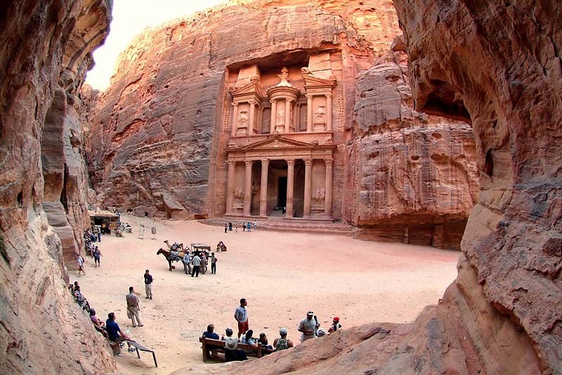 مجهولون يطلقون النار على حافلة سياحية في البتراء