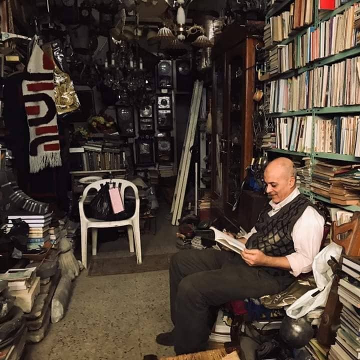 الريس وهواية التعامل مع التراث القديم في سوق الزاوية بغزة