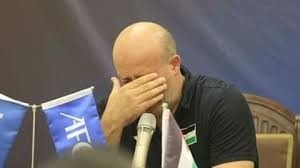 مدرب منتخب فلسطين يثور على الصحفيين