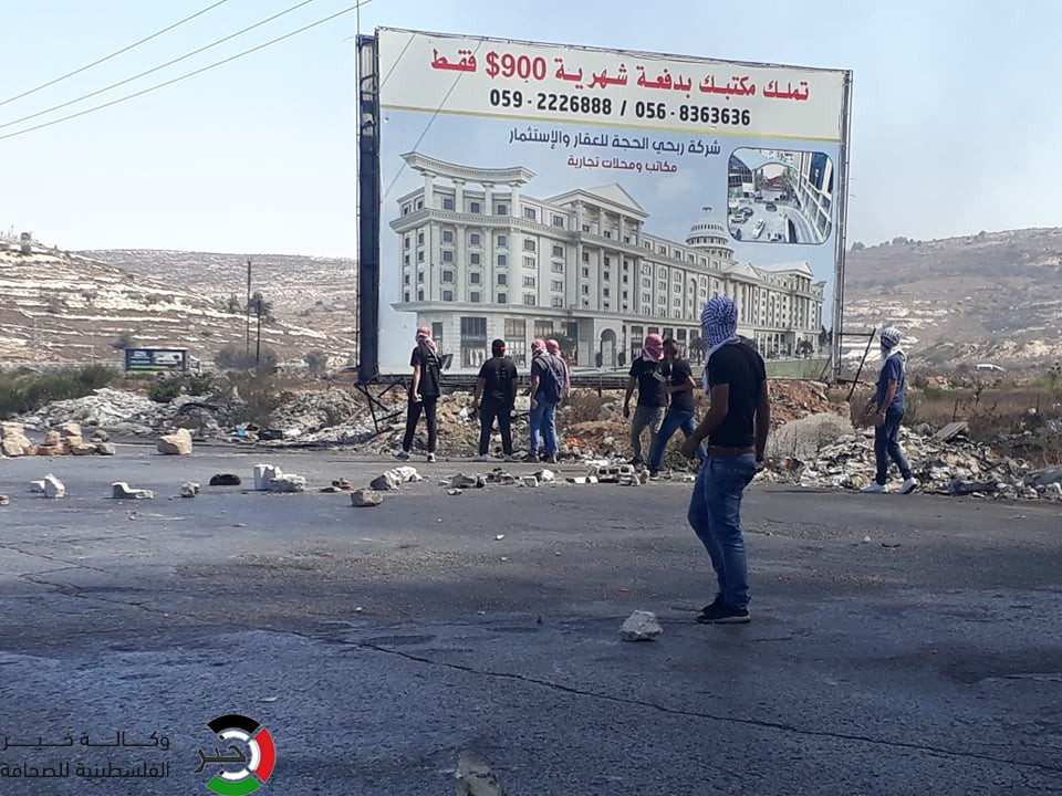 شاهد: عدسة وكالة "خبر" ترصد مواجهات حاجز بيت إيل شمال البيرة