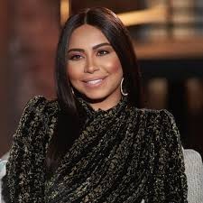 بالفيديو: "شيرين عبد الوهاب" تقبّل يد زوجها على المسرح