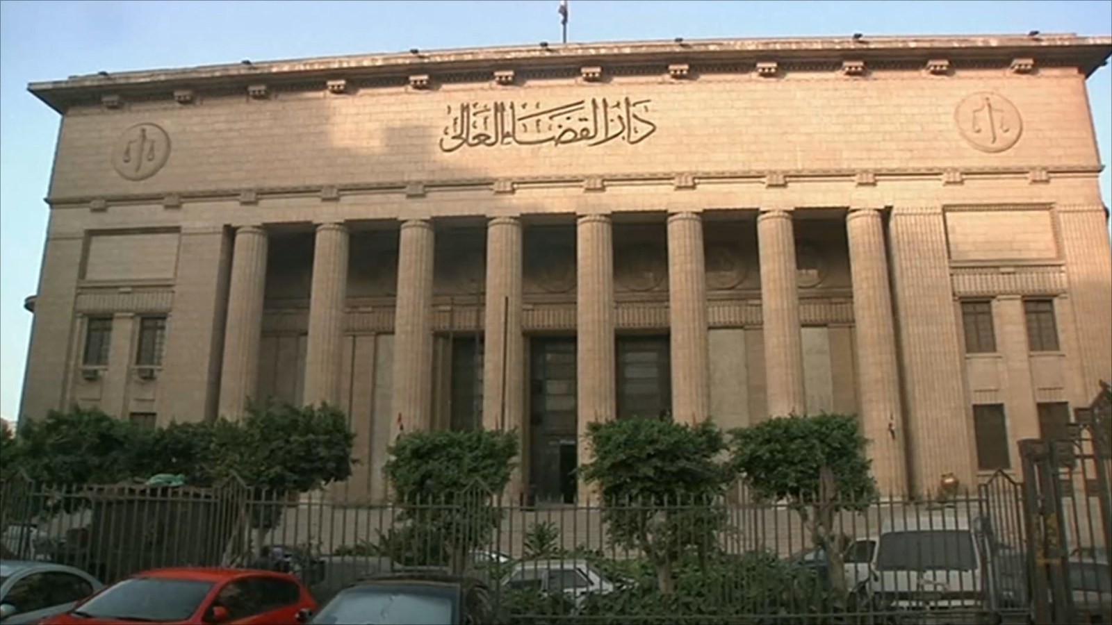 محكمة جنايات القاهرة تقضي بالسجن المؤبد لعدد من قيادات الإخوان المسلمين