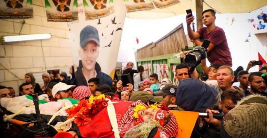 وصول جثمان الشهيد "أبو رومي" إلى منزل عائلته لإلقاء نظرة الوداع الأخير