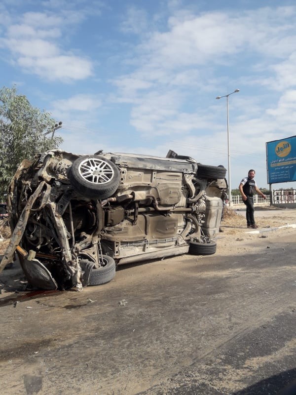 بالصور: وفاة مواطن وإصابة آخر بانقلاب مركبة وسط قطاع غزة