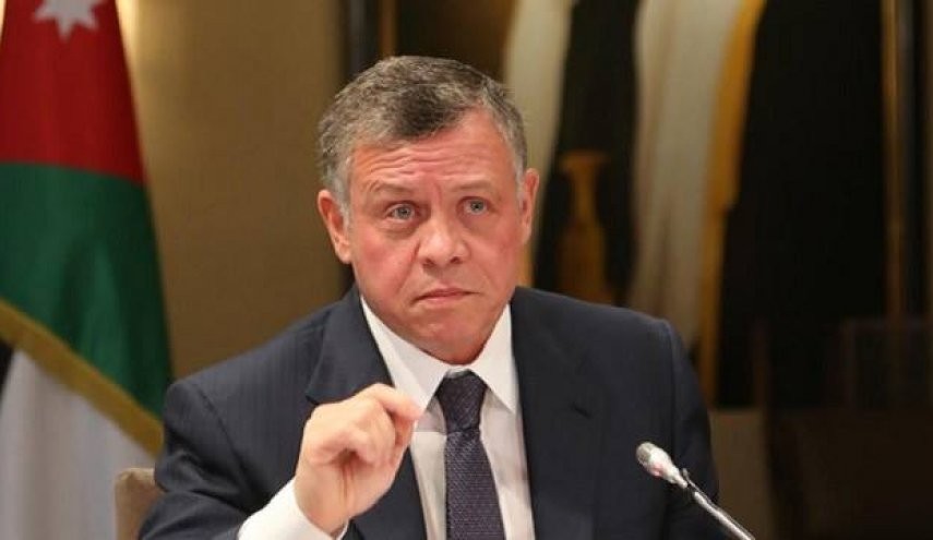 شاهد: ملك الأردن يتنكر بزي رجل مُسن لتفقد مؤسسات المملكة العامة