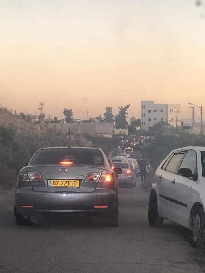 الاحتلال يُجبر المواطنين على إبعاد مركباتهم الموجودة على مدخل قرية حارس