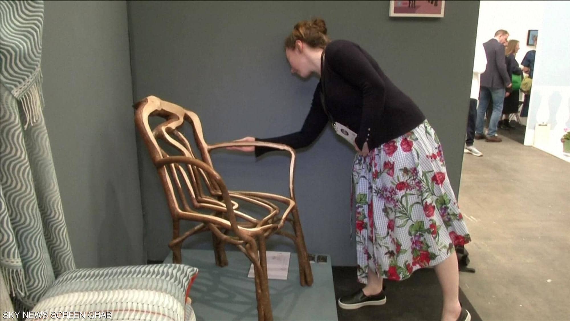 بالصور| من شجرة إلى مقعد دون "نجار".. زوجان بريطانيان "يزرعان الأثاث"