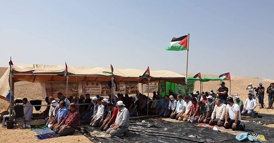 مواطنون يؤدون صلاة الجمعة على أراضي واد الربابة في القدس المحتلة