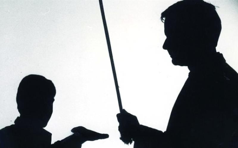 إيقاف معلم عن العمل بسبب ضربه للطَّلَبَة في الخليل