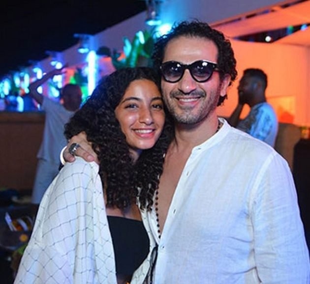 شاهدوا: أحمد حلمي يدعم ابنته في مشروعها الفني الأول