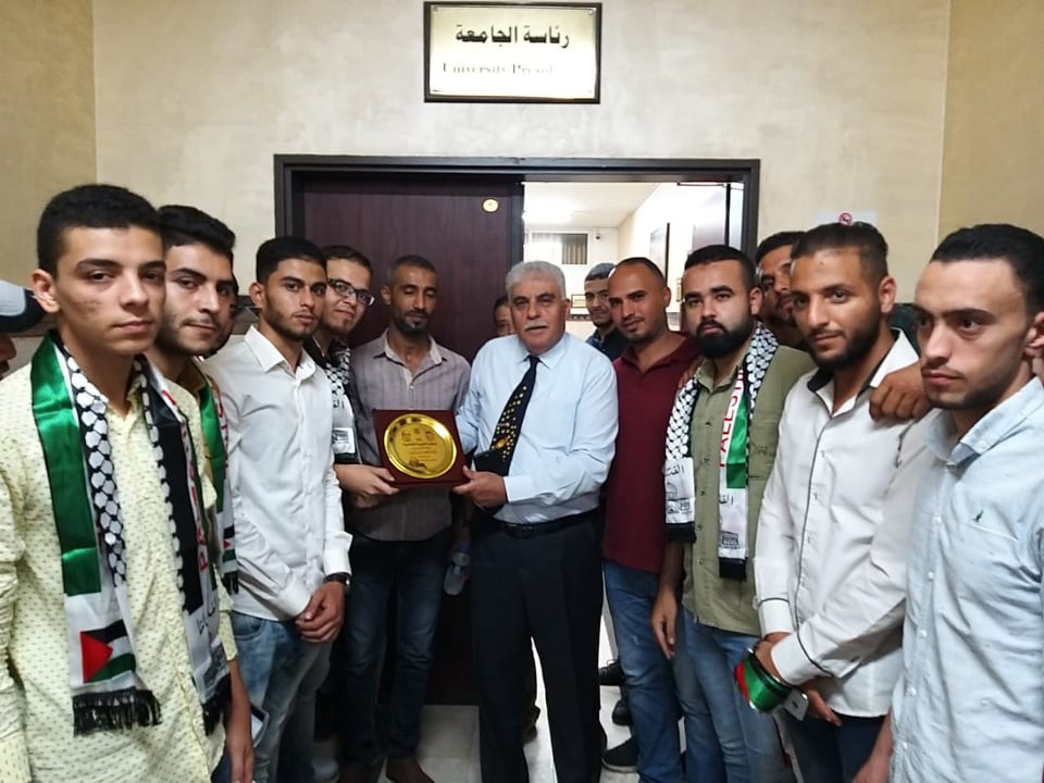 شاهد: شبيبة دحلان تُكرّم رئيس جامعة الأزهر بغزّة وعمداء كلياتها