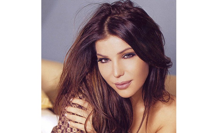 بالفيديو: "مي حريري" تستقل الدراجة النارية متجهة نحو المطار