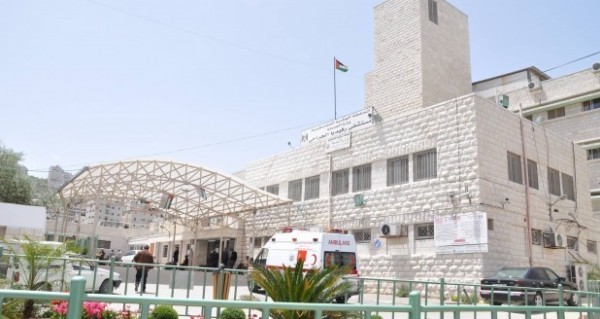 وقفة احتجاجية رفضًا للاعتداء على أحد العاملين بمستشفى في نابلس
