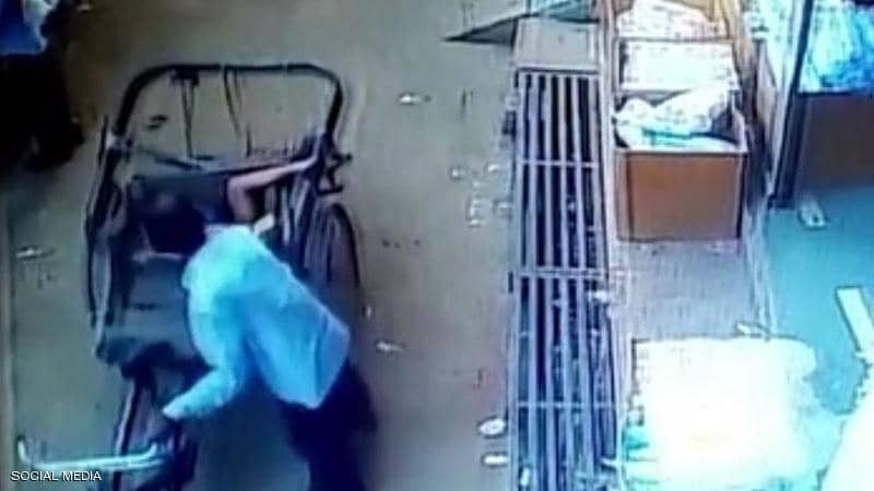 شاهدوا: معجزة تنقذ "طفلا" سقط من الطابق الثاني