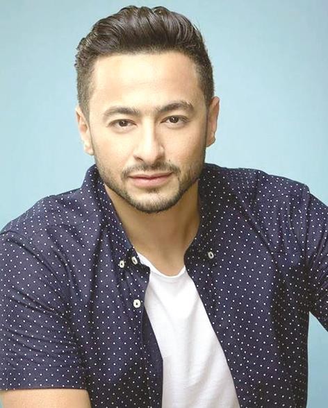 صورة: زوجة  الفنان المصري "حمادة هلال" تثير الجدل بخلعها للحجاب كلياً