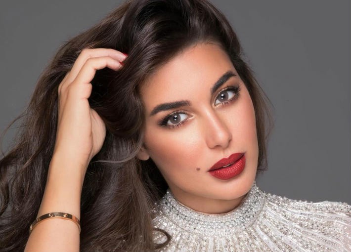 شاهدوا: والدة  الفنانة "ياسمين صبري" تحصل على لقب أفضل سباحة