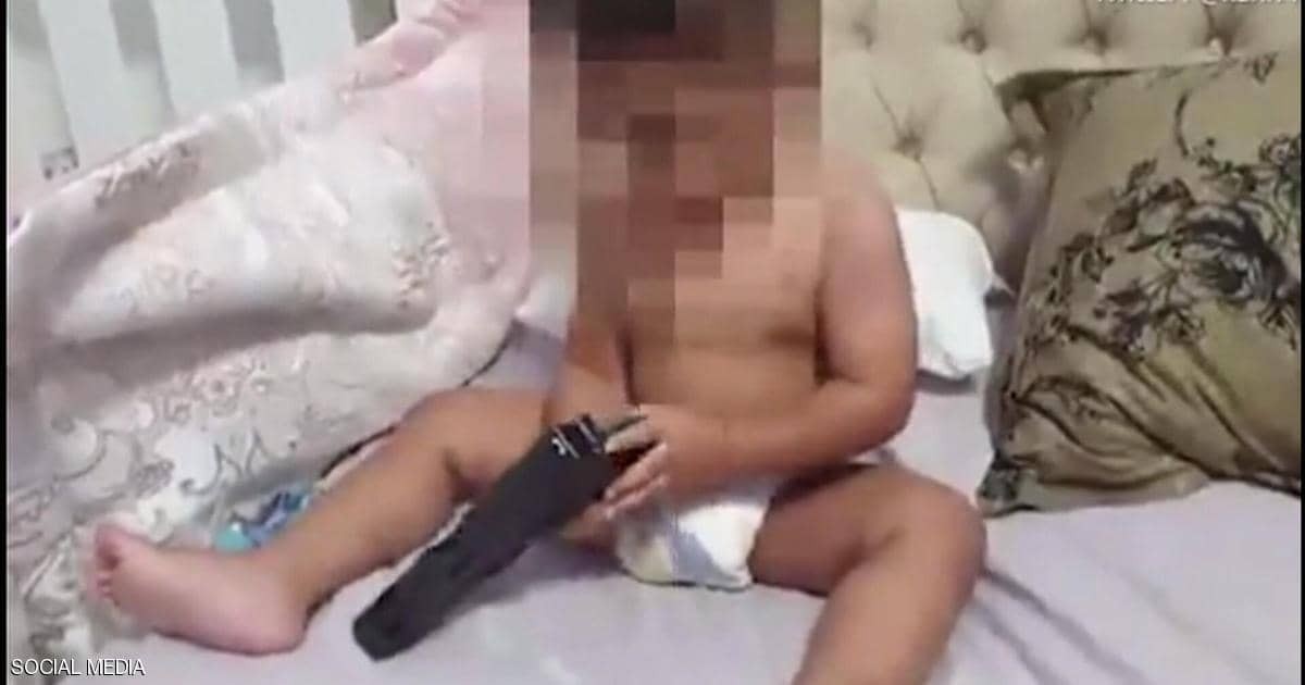 بالفيديو: رضيع يلهو بـ"مسدس" حقيقي محشو بـ"الرصاص"