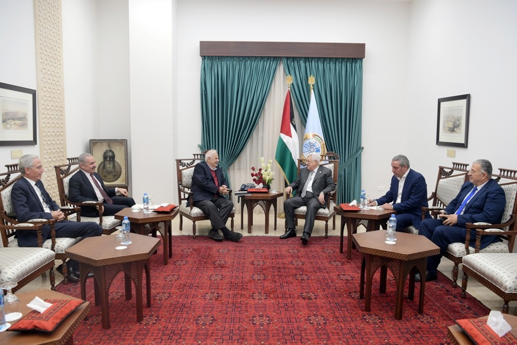 لجنة الانتخابات تكشف تفاصيل لقاءها مع الرئيس عباس