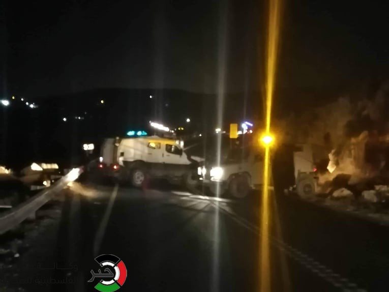 شاهد بالفيديو والصور: الاحتلال يُغلق مفترق "عبده" جنوب الخليل بزعم تفجير جسم مشبوه