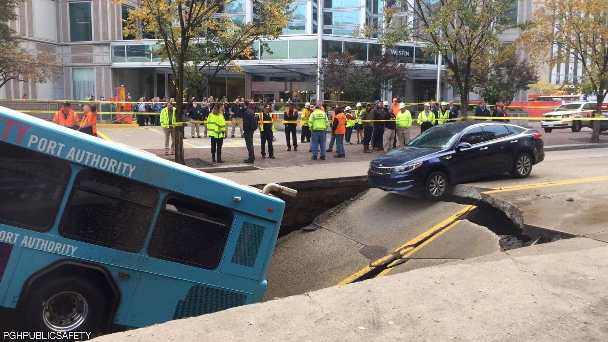 شاهدوا: حفرة "مفاجئة" تبتلع حافلة أثناء سيرها