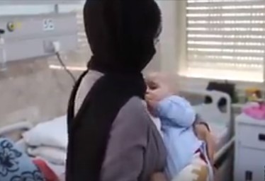 بعد حرمان والدته من مرافقته