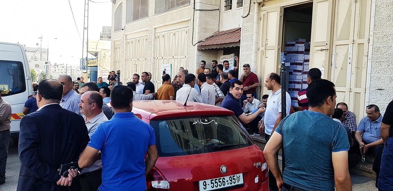 معلمو الخليل يعتصمون أمام مديرية التربية لهذا السبب!
