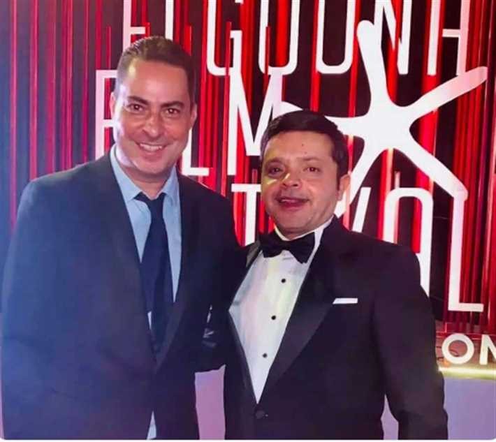 "محمد هنيدي" يوضح كواليس صورته مع إعلامي إسرائيلي