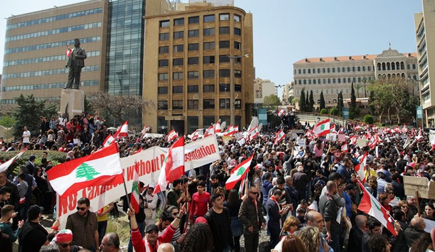 الجيش اللبناني يغلق الطرق المؤدية إلى السفارة الأمريكية بالأسلاك الشائكة