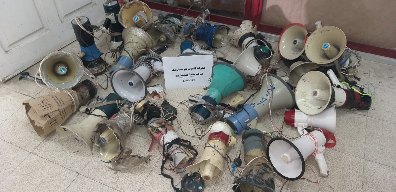 بلدية غزة تشرع بمصادرة مكبرات الصوت من الباعة المتجولين