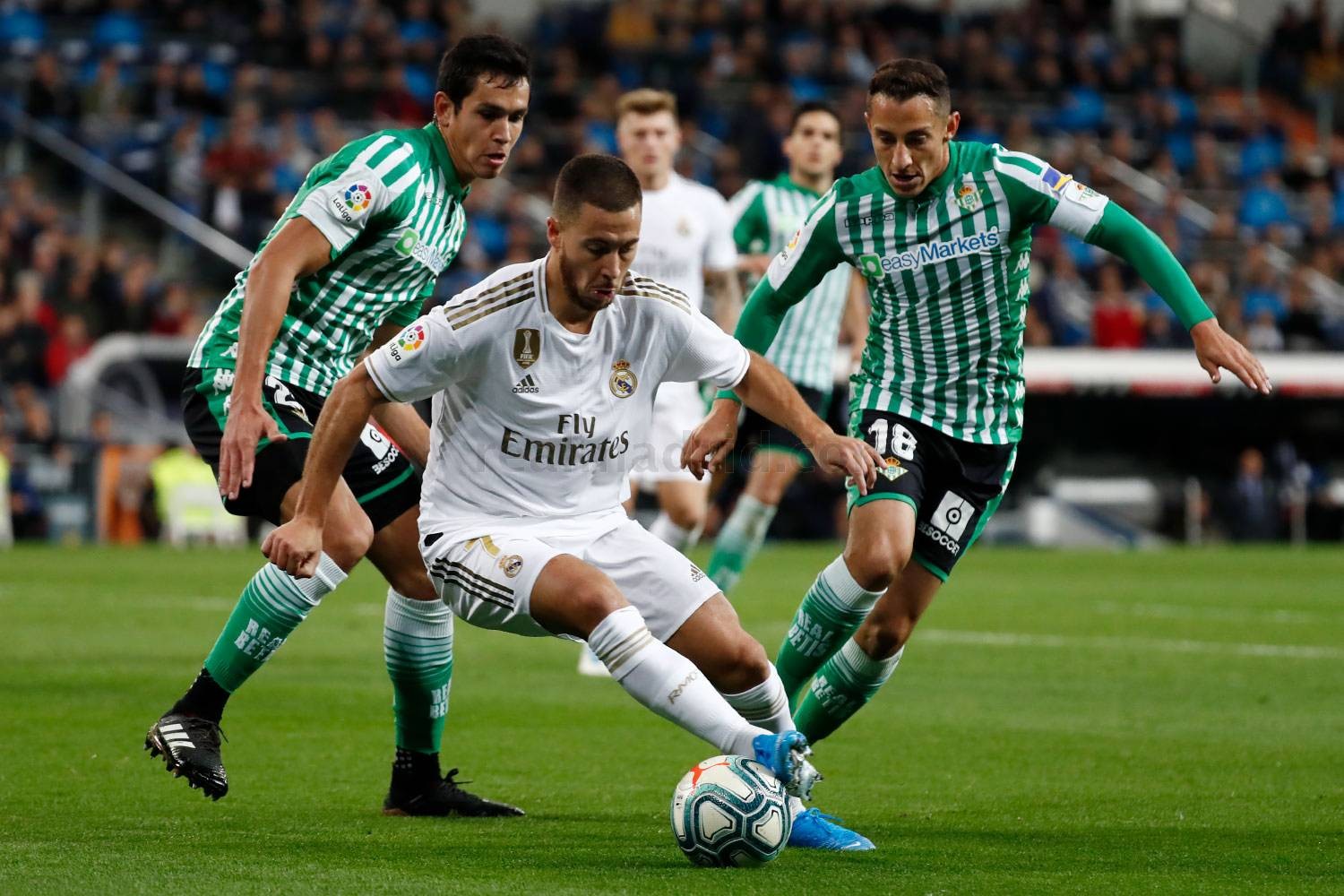 ريال مدريد يرفض هدية برشلونة باعتلاء صدارة الليجا