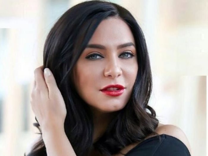 "سلاف فواخرجي" تنتظر عرض مسلسل "خط ساخن"