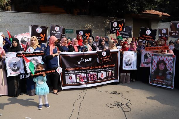 وقفة نسوية في غزّة للمطالبة بوقف جرائم الاحتلال بحق الأسرى