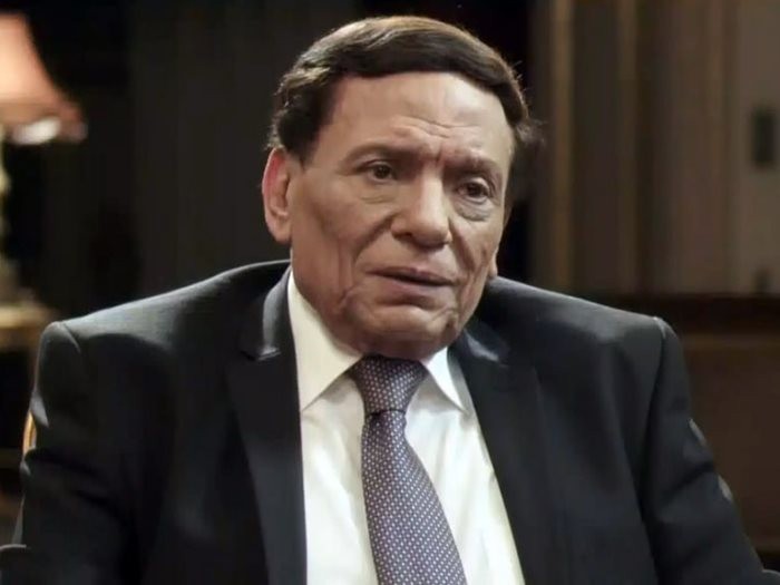 "عادل إمام" يصور "فالنتينو" بإحدى المدارس على الطريق الصحراوي