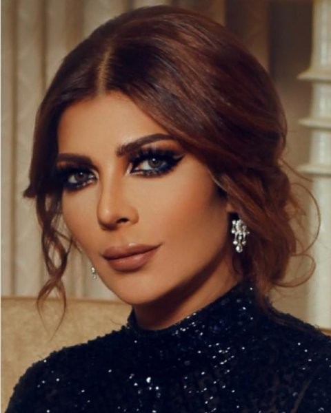 بالفيديو: أمير سعودي يثير الجدل بسبب قبلته للفنانة "أصالة"