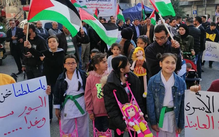 رام الله: أطفال المحررين المقطوعة رواتبهم يحرقون ألعابهم
